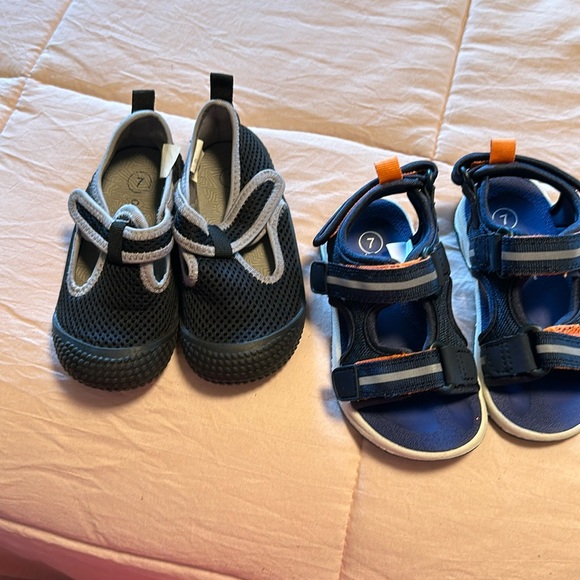 Cat & Jack Shoes 2 Pair Of Cat Jack Shoes Size 7 Both Fasten With